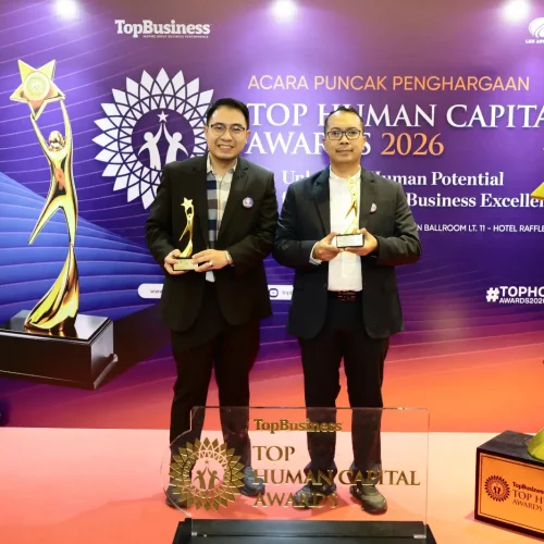 Perwakilan Bank Kalbar menerima penghargaan TOP Human Capital Awards 2026 di Hotel Raffles Jakarta.