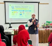 Edukator Diabetes RSUD SSMA, Siti Rahima Harahab, S.Kep, Ners, ketika memberikan edukasi pencegahan serta pengendalian penyakit Diabetes Melitus (DM) kepada peserta Prolanis.