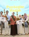Bunda GenRe Kota Pontianak Yanieta Arbiastutie menyerahkan piala kepada para Duta GenRe Kota Pontianak 2026 usai malam final di Novotel Pontianak, Jumat (30/10/2026) malam.