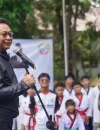Wali Kota Pontianak Edi Rusdi Kamtono saat memberikan tali asih kepada atlet berprestasi Kota Pontianak dalam rangkaian Hari Ulang Tahun (HUT) Komite Olahraga Nasional Indonesia (KONI) Kota Pontianak, Sabtu (31/10/2026).