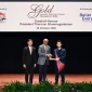Nathan Alexandro Tjhe (kanan), pelajar asal Pontianak, Kalimantan Barat, menerima penghargaan Gold National Youth Achievement Award (NYAA) 2026 dari Presiden Singapura Tharman Shanmugaratnam (tengah), didampingi Senior Minister of State Desmond Tan (kiri), Senin (26/10/2026). (Istimewa)