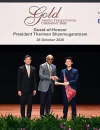 Nathan Alexandro Tjhe (kanan), pelajar asal Pontianak, Kalimantan Barat, menerima penghargaan Gold National Youth Achievement Award (NYAA) 2026 dari Presiden Singapura Tharman Shanmugaratnam (tengah), didampingi Senior Minister of State Desmond Tan (kiri), Senin (26/10/2026). (Istimewa)