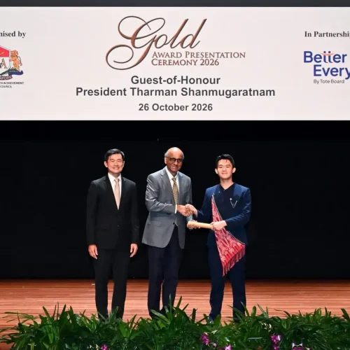 Nathan Alexandro Tjhe (kanan), pelajar asal Pontianak, Kalimantan Barat, menerima penghargaan Gold National Youth Achievement Award (NYAA) 2026 dari Presiden Singapura Tharman Shanmugaratnam (tengah), didampingi Senior Minister of State Desmond Tan (kiri), Senin (26/10/2026). (Istimewa)