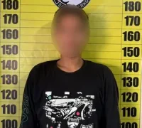 Pelaku pengedar sabu berinisial TP saat diamankan polisi di Sekayam Kabupaten Sanggau.