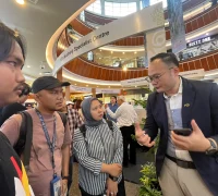 Dr Kenny memberikan penjelasan singkat di depan para jurnalis yang hadir di Sarawak Travel Fair di Ayani Megamall