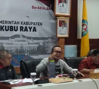 WhatsApp_Image_2025-10-03_at_09_30_11 Bupati Kubu Raya Sujiwo memimpin rapat koordinasi bersama jajaran pemerintah daerah membahas penataan kawasan perkotaan. (MC Kalbar)