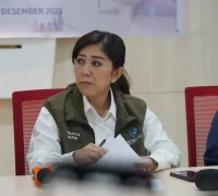 Menkomdigi Meutya Hafid memimpin rapat koordinasi pemulihan telekomunikasi pascabencana banjir dan longsor di Sumatera. (foto:Dherma Calvianto/Komdigi)