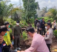 Pemasangan garis polisi di lahan Desa Punggur Kecil Kubu Raya yang disegel untuk mencegah karhutla. (Foto:Humas Polres KKR)