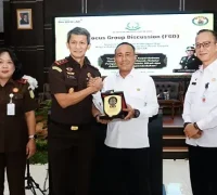 Wakil Gubernur Kalimantan Barat Krisantus Kurniawan saat menghadiri FGD Sikawan Dayak yang membahas penyelarasan hukum adat dan administrasi kependudukan masyarakat Dayak.