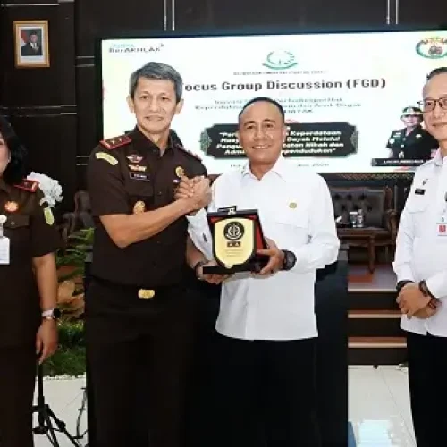 Wakil Gubernur Kalimantan Barat Krisantus Kurniawan saat menghadiri FGD Sikawan Dayak yang membahas penyelarasan hukum adat dan administrasi kependudukan masyarakat Dayak.