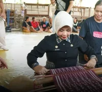 Windy Prihastari bersama pengrajin tenun Suku Mualang di Desa Kumpang Ilong, Sekadau, Kalimantan Barat. (instagram.com/disporaparkalbar)