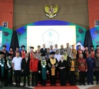 Gubernur Kalimantan Barat Ria Norsan menghadiri wisuda sarjana Universitas OSO di Pontianak Convention Center. (instagram.com/adpim.provkalbar)