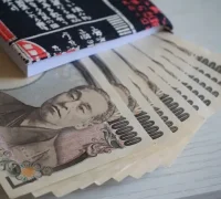 Ilustrasi mata uang yen Jepang di tengah pelemahan nilai tukar terhadap dolar Amerika Serikat.