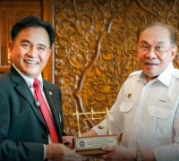 Menko Yusril Ihza Mahendra bertemu Perdana Menteri Malaysia Anwar Ibrahim membahas perjanjian pemindahan narapidana.