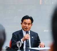 Yusril Ihza Mahendra Menko Kumham Imipas Yusril Ihza Mahendra memberikan keterangan terkait penolakan visa atlet senam Israel untuk Kejuaraan Dunia Senam Artistik 2025 di Jakarta. (instagram.com/yusrilihzamhd)