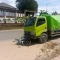Petugas Satlantas Polres Sekadau melakukan olah TKP kecelakaan antara sepeda motor Honda Revo X dan truk Hino Dutro di depan Mapolres Sekadau.