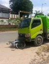 Petugas Satlantas Polres Sekadau melakukan olah TKP kecelakaan antara sepeda motor Honda Revo X dan truk Hino Dutro di depan Mapolres Sekadau.
