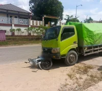 Petugas Satlantas Polres Sekadau melakukan olah TKP kecelakaan antara sepeda motor Honda Revo X dan truk Hino Dutro di depan Mapolres Sekadau.