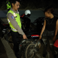 Personel Polres Kayong Utara menertibkan kendaraan bermotor dan memeriksa kelengkapan pengendara pada Sabtu malam. (Foto: Res-KKU)