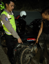 Personel Polres Kayong Utara menertibkan kendaraan bermotor dan memeriksa kelengkapan pengendara pada Sabtu malam. (Foto: Res-KKU)