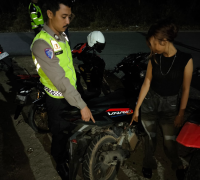 Personel Polres Kayong Utara menertibkan kendaraan bermotor dan memeriksa kelengkapan pengendara pada Sabtu malam. (Foto: Res-KKU)