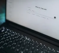ChatGPT memperkuat fitur keamanan dan kontrol orang tua untuk pengguna remaja.