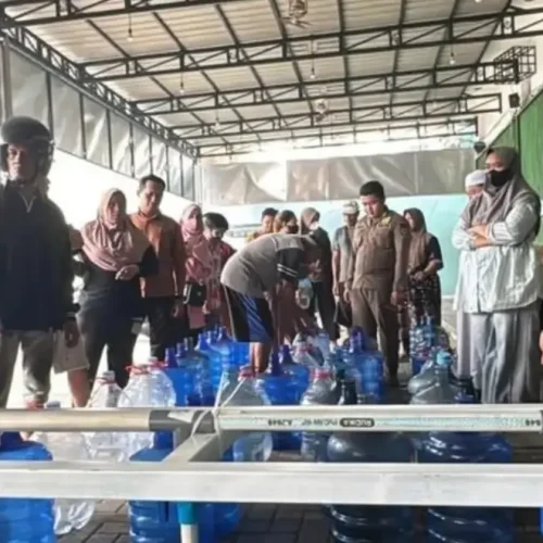 Pemprov Kalbar menyalurkan air bersih gratis kepada warga terdampak kemarau panjang dan karhutla.