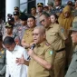 Sekda Kalbar Harisson berdialog dengan massa buruh di depan Kantor Gubernur Pontianak.