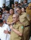 Sekda Kalbar Harisson berdialog dengan massa buruh di depan Kantor Gubernur Pontianak.