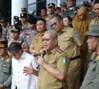 Sekda Kalbar Harisson berdialog dengan massa buruh di depan Kantor Gubernur Pontianak.
