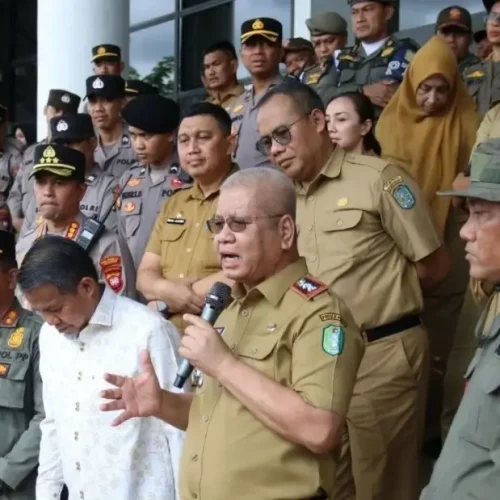 Sekda Kalbar Harisson berdialog dengan massa buruh di depan Kantor Gubernur Pontianak.