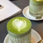 alana-harris-C63YZ33DdvY-unsplash Menikmati matcha latte sambil bekerja untuk tetap fokus tanpa efek kopi. (unsplash.com/@alanaharris)