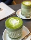 alana-harris-C63YZ33DdvY-unsplash Menikmati matcha latte sambil bekerja untuk tetap fokus tanpa efek kopi. (unsplash.com/@alanaharris)