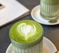 alana-harris-C63YZ33DdvY-unsplash Menikmati matcha latte sambil bekerja untuk tetap fokus tanpa efek kopi. (unsplash.com/@alanaharris)
