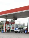 ilustrasi - Pengendara mengisi BBM di SPBU Pertamina usai penurunan harga Pertamax Series per 1 Agustus 2026.