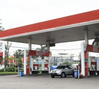 ilustrasi - Pengendara mengisi BBM di SPBU Pertamina usai penurunan harga Pertamax Series per 1 Agustus 2026.