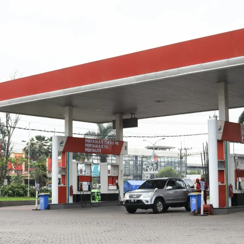 ilustrasi - Pengendara mengisi BBM di SPBU Pertamina usai penurunan harga Pertamax Series per 1 Agustus 2026.