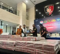 Bareskrim Polri menyerahkan aset sitaan judi online senilai rp58 miliar ke Kejaksaan Agung.