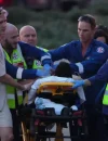 Petugas medis mengevakuasi korban penembakan di Pantai Bondi, Sydney. (Mark Baker/AP)