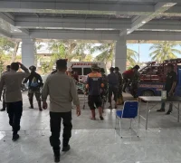 Tim gabungan mengevakuasi penjaga kebun yang meninggal saat membantu memantau karhutla di Kubu Raya.