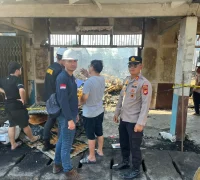 Tim Puslabfor Polda Kalbar melakukan olah TKP kebakaran deretan ruko di kawasan Pasar Pagi Sungai Pinyuh Kabupaten Mempawah.