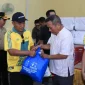 Wagub Kalbar Krisantus Kurniawan menyerahkan bantuan logistik kepada korban kebakaran Pasar Sungai Duri