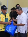 Wagub Kalbar Krisantus Kurniawan menyerahkan bantuan logistik kepada korban kebakaran Pasar Sungai Duri