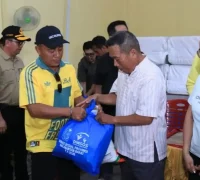 Wagub Kalbar Krisantus Kurniawan menyerahkan bantuan logistik kepada korban kebakaran Pasar Sungai Duri