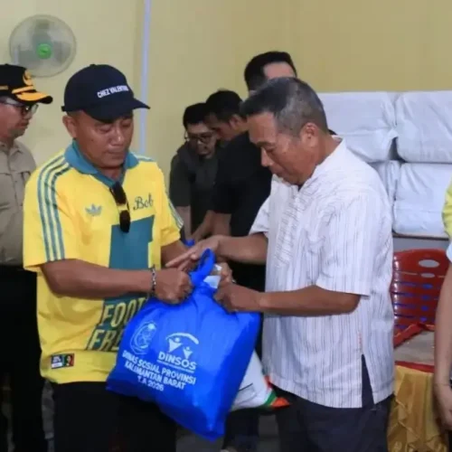 Wagub Kalbar Krisantus Kurniawan menyerahkan bantuan logistik kepada korban kebakaran Pasar Sungai Duri