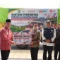Gubernur Kalbar Ria Norsan melepas penyaluran bantuan pangan dan logistik darurat untuk empat kabupaten terdampak karhutla.