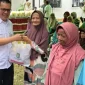 Penyaluran bantuan pangan Pemprov Kalbar kepada warga Desa Pemangkat di Kabupaten Kayong Utara.