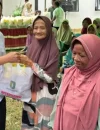 Penyaluran bantuan pangan Pemprov Kalbar kepada warga Desa Pemangkat di Kabupaten Kayong Utara.