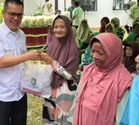 Penyaluran bantuan pangan Pemprov Kalbar kepada warga Desa Pemangkat di Kabupaten Kayong Utara.