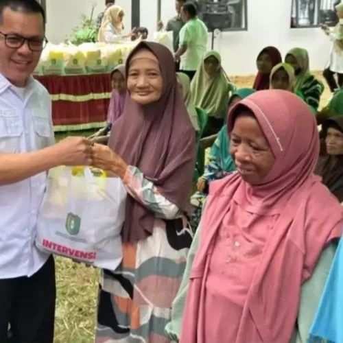Penyaluran bantuan pangan Pemprov Kalbar kepada warga Desa Pemangkat di Kabupaten Kayong Utara.